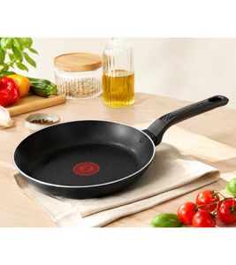 Tefal Easy Cook & Clean Frying Pan with Titanium Non-Stick Coating (Ø 24 cm) **B-Stock – inspected & fully functional** Black