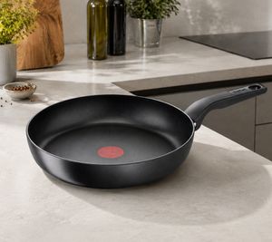 Poêle Tefal Hard Titanium Pro Ø 28cm avec Revêtement Antiadhésif **Produit de second choix – testé & parfaitement fonctionnel** en Noir