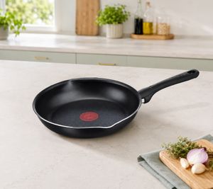 Poêle Tefal Day by Day avec revêtement antiadhésif en titane, 24 cm de diamètre **Produit de seconde main – Testé et entièrement fonctionnel** Noir