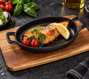 Mini poêle-gril Kitease en fonte avec planche de service en bois d’acacia FSC®, conserve la chaleur & passe au four jusqu’à 250°C env. 18 x 12cm **Produit de second choix – testé** en Noir/Marron