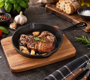 Mini poêle-gril Kitease en fonte Ø15,5cm avec planche de service en bois d’acacia FSC®, conserve la chaleur & passe au four jusqu’à 250°C **Produit de second choix – testé** en Noir/Marron