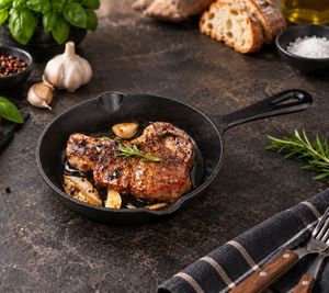 Mini poêle-gril Kitease en fonte Ø15,5cm, conserve la chaleur & passe au four jusqu’à 250°C **Produit de second choix – testé** en Noir