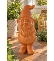 Nain de jardin décoratif en dolomite, avec chapeau long et barbe. Dimensions approximatives : 25 × 10 × 9,5 cm. **Grade B – inspecté**. Orange