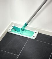 LEIFHEIT Combi M Easy Press Bodenwischer-Set mit Bodenwischer, Stiel, Wischbezug und Eimer & Easy-Press-Auspresssystem **B-Ware – geprüft** Hellblau