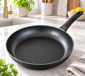 Ø 24cm Geschmiedete Aluminium Bratpfanne mit hochwertiger Teflon™ Antihaftbeschichtung Pfanne **B-Ware – geprüft** Schwarz