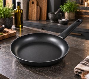 Ø 24cm Geschmiedete Aluminium Bratpfanne für Induktion & alle Herdarten, vielseitige Pfanne mit langem Griff **B-Ware – geprüft** Schwarz