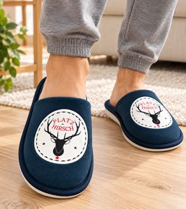 PLATZHIRSCH Kuschelige Herren Camprella Hausschuhe mit Hirsch-Motiv aus bequemer Mikrofaser Innenausstattung Hausslipper Pantoffeln Dunkelblau