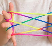 folia Finger Twist Fadenspiel 1,6 m – buntes Geschicklichkeitsspiel für Kinder ab 4 Jahre **B-Ware – geprüft** Regenbogenfarben